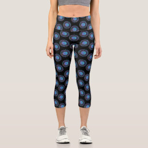 Leggings Capri Mandala bleu et violet dispersé sur fond noir