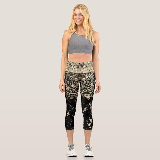 Leggings Capri Mandala envoûtant avec des étoiles d'or sur Noir (Recto)