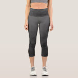 Leggings Capri Motif de maillage géométrique gris foncé<br><div class="desc">Vêtements féminins géométriques uniques et amusants personnalisables. Cool capri leggings mode pour elle. Design moderne subtil Maillage géométrique triangulaire élégant et cool avec dégradé noir blanc gris foncé.</div>
