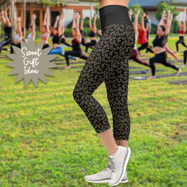 Leggings Capri Motif Feuille verte sur entraînement Arrière - pla (Enjoy the comfort of your capri leggings featuring this leaf pattern on black design. Gift it!)