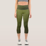 Leggings Capri Motif géométrique du maillage vert de l'Armée<br><div class="desc">Vêtements féminins géométriques uniques et amusants personnalisables. Cool capri leggings mode pour elle. Motif géométrique en maillage vert olive de l'armée. Maille géométrique triangulaire avec dégradé vert foncé clair gris foncé.</div>
