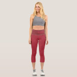 Leggings Capri Motif moderne à deux tons rouge nom et entreprise<br><div class="desc">Gras deux nuances de rouge deux tons de leggings d'art graphique avec un design de style feuille abstrait et bande de taille qui peut être personnalisée avec votre propre nom et votre rôle de travail ou d'entreprise. Idéal pour les moniteurs de fitness, les entraîneurs personnels et plus encore. © Design...</div>