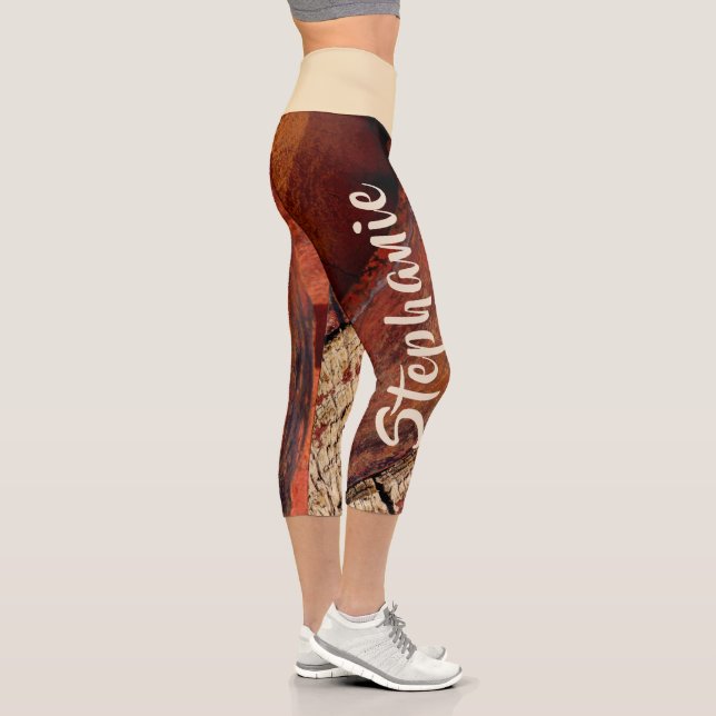 Leggings Capri Nom personnalisé rouge Brown Tan Abstrait (Droite)