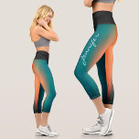 Leggings Capri Nom tendance foncé Turquoise à orange dégradé<br><div class="desc">Ces leggings capris cool et tendance, parfaits pour les sportifs amateurs de design minimaliste, ont un dégradé turquoise foncé sur le devant et un dégradé orange vif sur le dos, ces leggings sont aussi élégants que fonctionnels. Customisez vos leggings avec un nom chic blanc manuscrit sur la jambe gauche, en...</div>