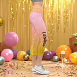 Leggings Capri Paillettes Or Jaune Rose Ombré Brillance<br><div class="desc">Pantalon Capri Paillettes Or Jaune Rose Ombré Brillance avec fond Paillettes Or Jaune Rose et nom en noir. Utilisez l'option de personnalisation de ce modèle pour modifier le texte | Utilisez l'option de personnalisation avancée pour modifier le style, la taille et la couleur du texte si nécessaire. Si vous n'avez...</div>