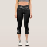 Leggings Capri Pantalon de yoga personnalisé avec logo de fleur d<br><div class="desc">Pantalon de yoga aux couleurs personnalisées avec logo de fleur de lotus. Ajoutez votre nom et votre design personnalisé.Une idée cadeau sympathique pour instructeur,  entraîneur personnel,  entraîneur,  enseignant,  étudiant etc. Aussi agréable pour d'autres sports,  salle de sport,  pleine conscience,  course et plus encore.</div>