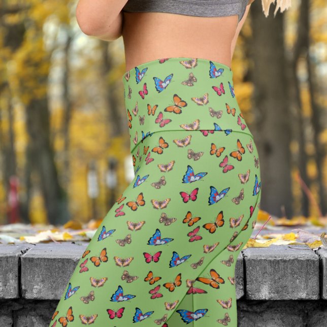Leggings Capri Papillons colorés sur Sage Motif Yoga (Colorful Butterflies on Sage )