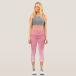 Leggings Capri Parties scintillant rose moderne ombre brillant<br><div class="desc">Une parties scintillant rose féminine croustillante et à l'ombre branchée scintille sur un design éditable de pantalons de yoga rose pastel capri. Parfait pour être tendance et girly sur votre cours de yoga ou dans n'importe quel sport !</div>