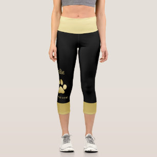 Leggings Capri Paw chien brillant or sur arrière - plan noir
