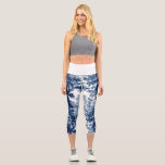 Leggings Capri Paysage vintage du chalet Toile-Bleu & Blanc<br><div class="desc">Paysage vintage classique toile de jouy motif avec chalet et pont rustique dans une clairière encadrée par un bosquet d'arbres dans les tons clairs et bleu foncé sur arrière - plan blanc. Le motif est transparent et peut être mis à niveau vers le haut ou vers le bas. La couleur...</div>