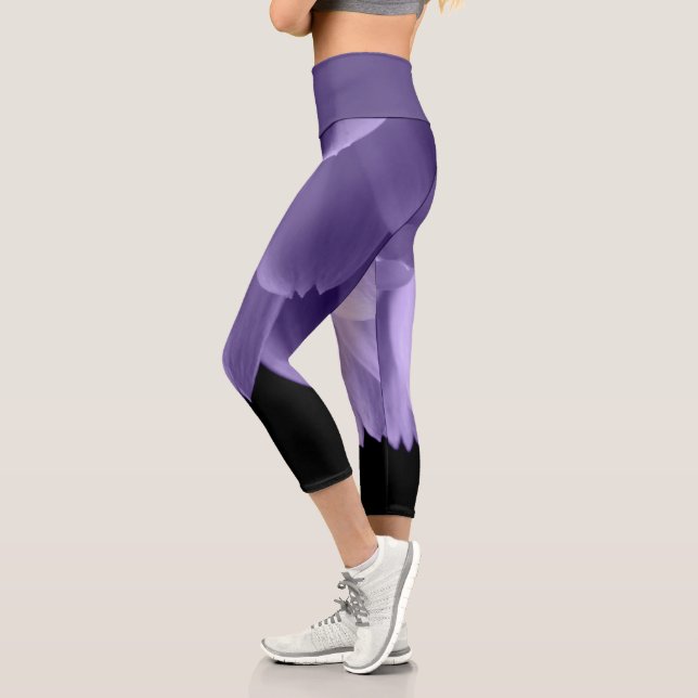 Leggings Capri Pétales de fleurs violettes Ultra violet noir (Gauche)