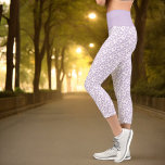 Leggings Capri Petits Coeurs pourpres Liés Motif sur le blanc<br><div class="desc">Ce design amusant présente un motif de petits coeurs violets liés sur un bracelet arrière - plan blanc et violet pastel.</div>