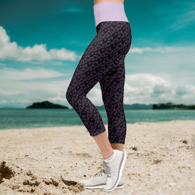 Leggings Capri Petits Coeurs pourpres Motif sur les pattes noires (Whether for you or a gift, these purple linked heart on black pattern leggings are ready to action. )