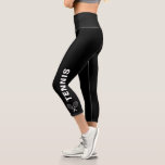 Leggings Capri Racquet de tennis Texte personnalisé ou nom d'équi<br><div class="desc">Allez sur le terrain avec ces leggings capri super confortables avec des raquettes de tennis croisées et votre texte personnalisé (ou laissez "TENNIS" dressé contre un arrière - plan noir. Modifiez facilement la couleur pour correspondre aux couleurs de votre club ou de votre équipe ! Des leggings confortables et de...</div>