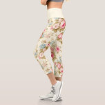 Leggings Capri Romantique rose Rose anglais sur jaune pâle<br><div class="desc">Joli et romantique motif floral féminin sans couture avec sprays de roses roses roses et fleurs bleues avec feuillage sauge sur arrière - plan jaune pastel pâle. La couleur du bracelet est personnalisable.</div>