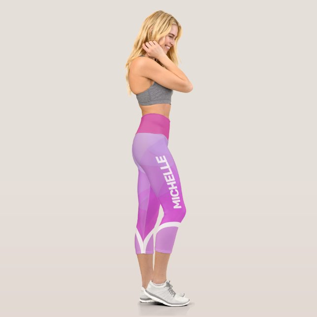 Leggings Capri Rose et violet avec blanc nom rayé moderne (Droite)