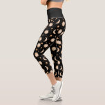 Leggings Capri Soleil céleste et or lune sur Motif noir<br><div class="desc">Ces hérons cool de capris célestes présentent un motif de soleil et de lune d'or sur un arrière - plan noir. Portez-vous au yoga,  à la salle de sport ou au farniente dans la maison. Conçu par un artiste mondialement connu ©Tim Coffey.</div>