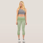 Leggings Capri Solid Jade Green Celadon<br><div class="desc">Une couleur unique utilisée pour la céramique autrefois réservée aux Royals. Ma grande tante et mon oncle avaient jadis le plus grand magasin d'antiquités sur le coût est. Enfant, je me souviens d'un nombre incalculable d'heures passées à dépoussiérer tous les trésors de la boutique. J'ai grandi pour aimer cette couleur...</div>