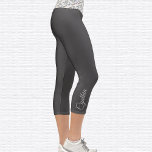 Leggings Capri Symbole bole botanique Om Hauteur Capri Haut Taill<br><div class="desc">Le motif botanique coloré Om symbole est carrelé sur la ceinture, les jambières capri sont gris foncé. Nom en gris clair à l'extérieur du veau droit. Modifiez ou supprimez facilement le nom à l'aide du Modèle fourni. Il y a suffisamment de place pour un nom complet ou un autre texte....</div>