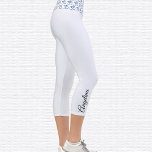 Leggings Capri Symbole Ciel & Nuages Om Hauteur Capri Haute Taill<br><div class="desc">Blue Sky White Clouds Om symbole est carrelé sur la ceinture, les leggings capri sont teintés bleu. Nom en noir à l'extérieur du veau droit. Modifiez ou supprimez facilement le nom à l'aide du Modèle fourni. Il y a suffisamment de place pour un nom complet ou un autre texte. Tailles...</div>