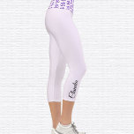 Leggings Capri Symbole Om de l'espace violet Haut-taille Capri Le<br><div class="desc">Le symbole Om du motif de l'espace violet est carrelé sur la ceinture, les leggings capri sont de la magnolia blanche. Nom en noir à l'extérieur du veau droit. Modifiez ou supprimez facilement le nom à l'aide du Modèle fourni. Il y a suffisamment de place pour un nom complet ou...</div>