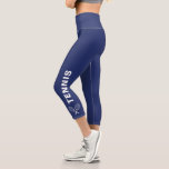 Leggings Capri Tennis Racquet Texte personnalisé ou nom d'équipe<br><div class="desc">Allez sur le terrain avec ces leggings capri super confortables avec des raquettes de tennis croisées et votre texte personnalisé (ou laissez "TENNIS" dressé contre un arrière - plan bleu marine. Modifiez facilement la couleur pour correspondre aux couleurs de votre club ou de votre équipe ! Des leggings confortables et...</div>