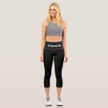 Leggings Capri Texte de Coach Blanc Éditable Moderne sur Fond Noi<br><div class="desc">Texte de coach blanc éditable moderne Capri Leggings. Un design parfait qui se combine avec la plupart des couleurs du haut !</div>