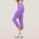 Leggings Capri Texte de yoga blanc éditable moderne sur violet<br><div class="desc">Texte de yoga blanc éditable moderne sur leggings Capri violet.</div>
