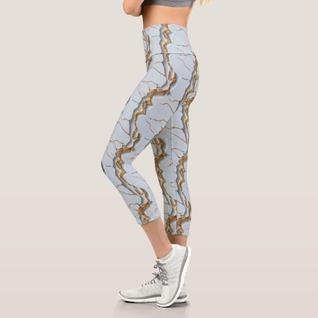 Leggings Capri Texture de marbre blanc avec veines d'or fissurées (Gauche)