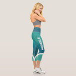 Leggings Capri Tons turquoise avec blanc nom rayé moderne<br><div class="desc">Ces leggings d'entraînement moderne présentent des teintes tendance de bleu et de bleu turquoise brillant avec nom personnalisable sur les deux côtés en blanc toutes les polices casquettes.</div>