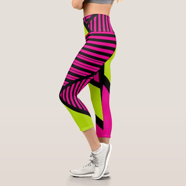 Leggings Capri Triangle rayures en vert citron, rose chaud et noi (Gauche)