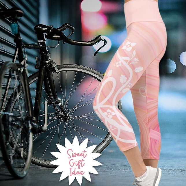 Leggings Capri Vins et fleurs sur la pêche et les spirales roses (Enjoy the comfort of these eco-polyester spandex blend pink and peach spiral capri leggings.)
