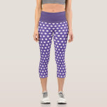 Leggings Capri Violet violet blanc pois motif<br><div class="desc">Personnalisez les légumineuses capri uniques et vêtements à la mode pour elle. Motif pois violet et blanc tendance - cool,  amusant et unique idée cadeau rétro pour elle. Couleur ultra violet de lumière personnalisable de l'année 2018.</div>