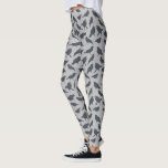 Leggings Corneilles Noires Oiseaux Gris Motif<br><div class="desc">Ces leggings à motifs sont parfaits pour les amateurs d'oiseaux. Elles présentent des illustrations réalistes de corbeaux en gris fusain foncé contre un arrière - plan gris clair moucheté.</div>