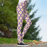 Leggings Daisy chaînes fleurie motif<br><div class="desc">Fleurs de marguerite fleurie à motifs leggings sur un arrière - plan violet ou vous pouvez changer la couleur à votre propre choix de couleur arrière - plan si nécessaire. Art floral original et design par www.mylittleeden.com sur zazzle.</div>