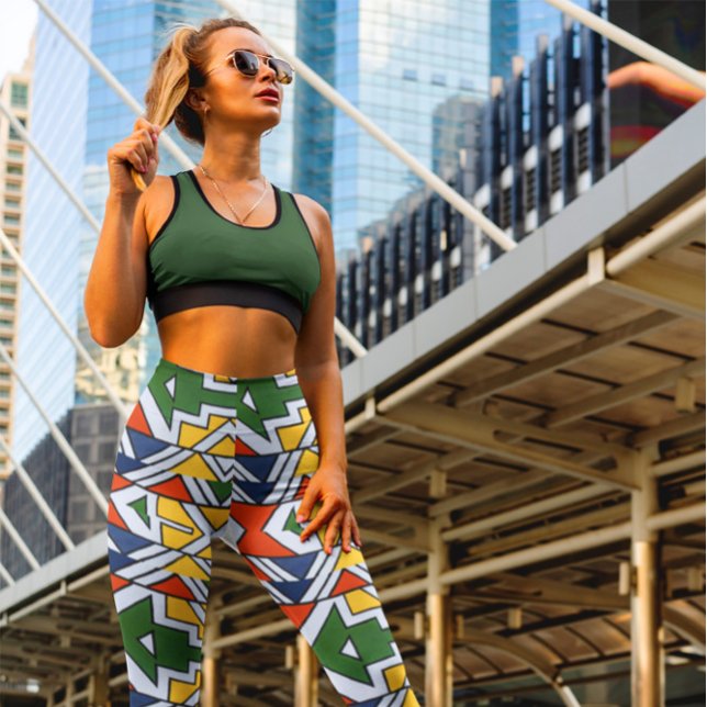 Leggings Danse traditionnelle africaine Motif haute taille (Traditional African Patterns High Waisted Dance Yoga Leggings mockup of a woman-posing in the city)