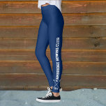 Leggings du club de remorquage personnalisé Nom du<br><div class="desc">Des leggings personnalisés pour vous ou toute votre équipe d'équipage. Le nom de votre club grimpe les jambes et les avirons croisés et votre monogramme est placé juste au-dessus de la cheville. Vous pouvez modifier la couleur arrière - plan pour qu'elle corresponde à l'uniforme/aux couleurs de votre équipe - il...</div>