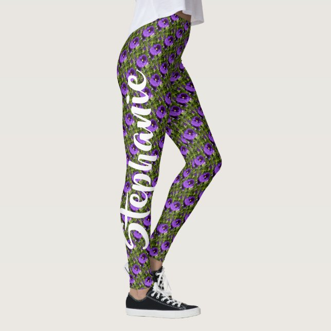 Leggings Fleurs violettes sur vert, Nom personnalisé (Droite)