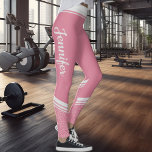 Leggings Floral rayé moderne rose girly avec nom<br><div class="desc">Ces leggings d'entraînement roses et élégants présentent un élégant design floral blanc sur le bracelet et sur les chevilles et les veaux et des bandes blanches sur le bracelet. Facile à personnaliser en ajoutant votre nom sur les deux côtés sur une police blanche de calligraphie.</div>