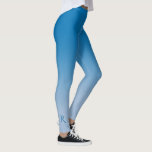 Leggings Gradient bleu ciel avec monogramme élégant<br><div class="desc">Un élégant dégradé bleu foncé à bleu clair présente un élégant monogramme personnalisé dans une police décorative bleu foncé au bas de la jambe droite. Personnalisez-le avec votre initiale dans la barre latérale. Ajoutez un accent moderne à votre garde-robe. Pour voir le design minimal de l'ombré bleu ciel sur d'autres...</div>