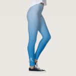 Leggings Gradient bleu clair à bleu foncé avec un monogramm<br><div class="desc">Un élégant dégradé de bleu clair à bleu foncé présente un élégant monogramme personnalisé dans une police décorative blanche au bas de la jambe droite. Personnalisez-le avec votre initiale dans la barre latérale. Ajoutez un aspect moderne à votre garde-robe. Pour voir la conception minimale de l'ombré sur d'autres éléments, cliquez...</div>