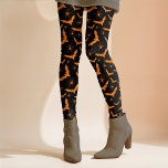 Leggings Halloween chauves-souris araignées Éffrayant migno<br><div class="desc">Ce design d'Halloween amusant utilise un motif aléatoire de simples chauves-souris orange et araignées sur un arrière - plan noir classique qui peut être customisé à la couleur que vous voulez. Ce design amusant a une ambiance rétro et peut être jumelé avec n'importe quel top tout au long de l'automne...</div>
