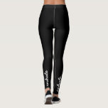 Leggings Inhale Exhale Script noir et blanc<br><div class="desc">Ces leggings uniques en noir et blanc avec les mots "inhale" et "exhale" dans une police manuscrite cursive moderne vous distingueront des autres.</div>