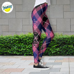 Leggings Jacquard unique Motif rose violet  texte personnal<br><div class="desc">Ces leggings en plaid rose et noir ajoutent une touche de style à votre garde-robe,  mais offrent également l'occasion de partager l'amour de Dieu avec ceux qui vous entourent. Customisez-les avec vos écritures ou votre message favori pour diffuser positivité et inspiration partout où vous allez.</div>