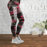 Leggings Jambes de camouflage magenta et gris<br><div class="desc">Un élégant motif de camouflage texturé avec magenta et ardoise gris comme couleurs dominantes,  avec un grand logo Yeet. Première publication : 05.01.2023.</div>