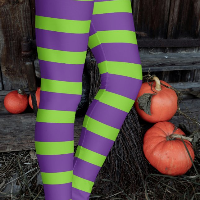Leggings Les bas à rayures vert violet de la sorcière d'Hal (Witch's green and purple leggings side view.)