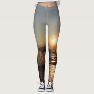 Leggings les vagues de la mer heurtent une rampe d'amarrage