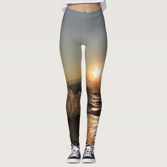 Leggings les vagues de la mer heurtent une rampe d'amarrage (Devant)