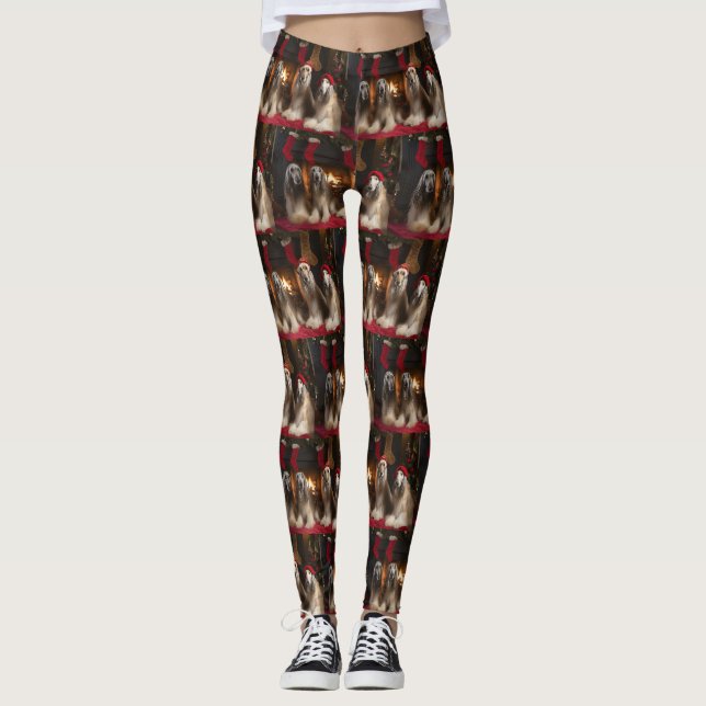 Leggings Lévrier Afghan près de la cheminée de Noël (Devant)