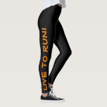 Leggings Live to Run ! Courez en direct ! Courant noir et o<br><div class="desc">Ces leggings amusants sont conçus avec des coureurs en tête. Elles sont noires avec un texte orange vif et de haute visibilité qui court sur chaque jambe. Une jambe dit "Live to Run !" l'autre jambe dit "Run to Live !" Les collants de course parfaits et la couleur sont une...</div>